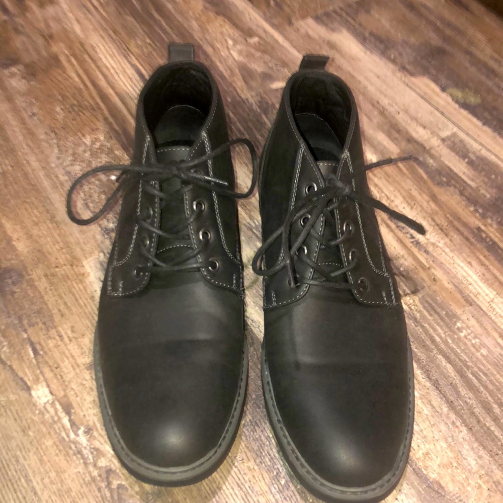 Men’s dress shoes from Perry Ellis Portfolio.
